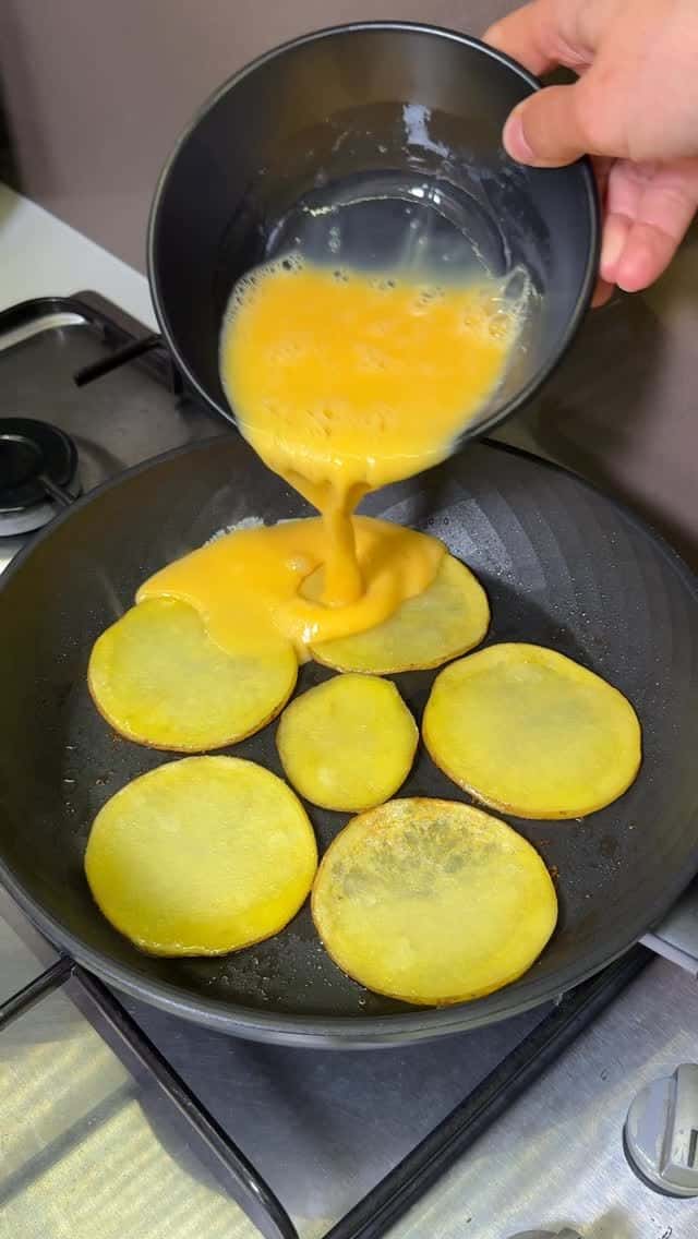 치즈가 듬뿍 들어간 감자 오믈렛 샌드위치 Thumbnail