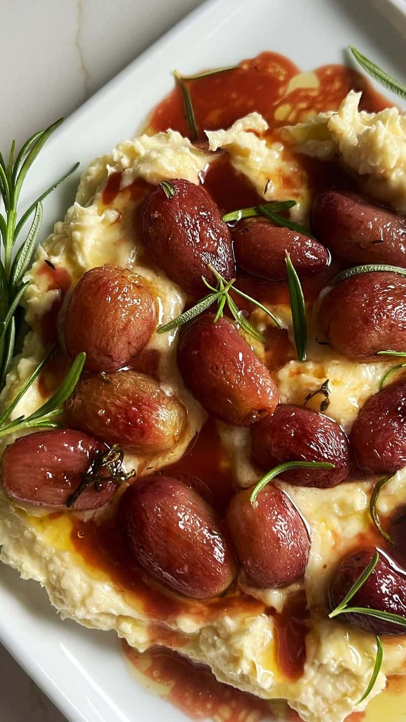 휘핑 브리치즈를 곁들인 구운 포도 Thumbnail