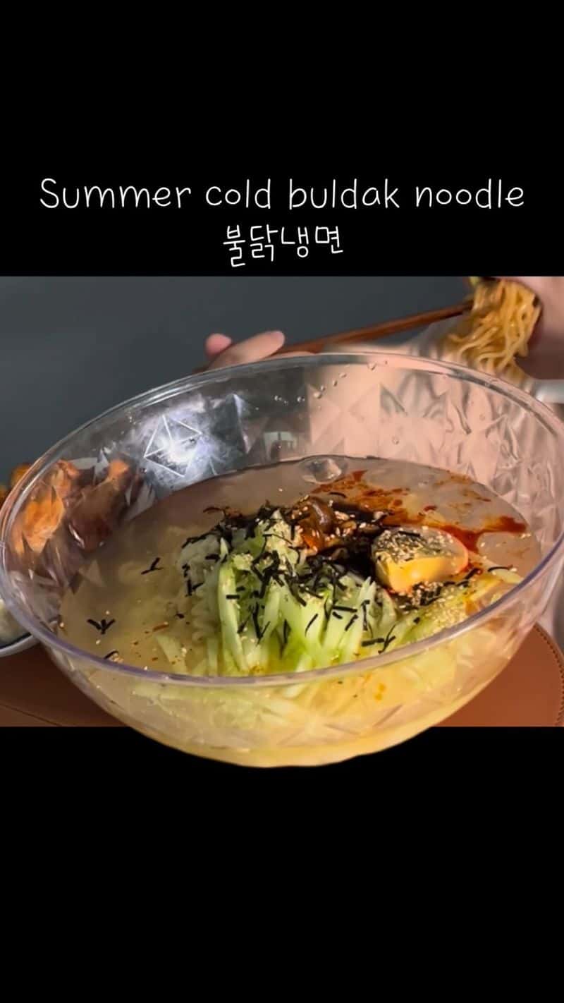 여름에 불닭먹는법 (불닭냉면) Thumbnail