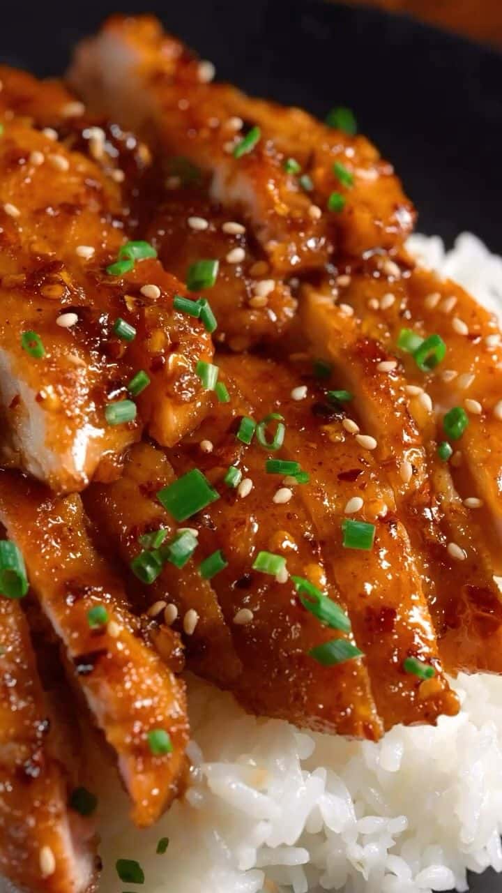 매콤달콤 닭다리살 덮밥 Thumbnail