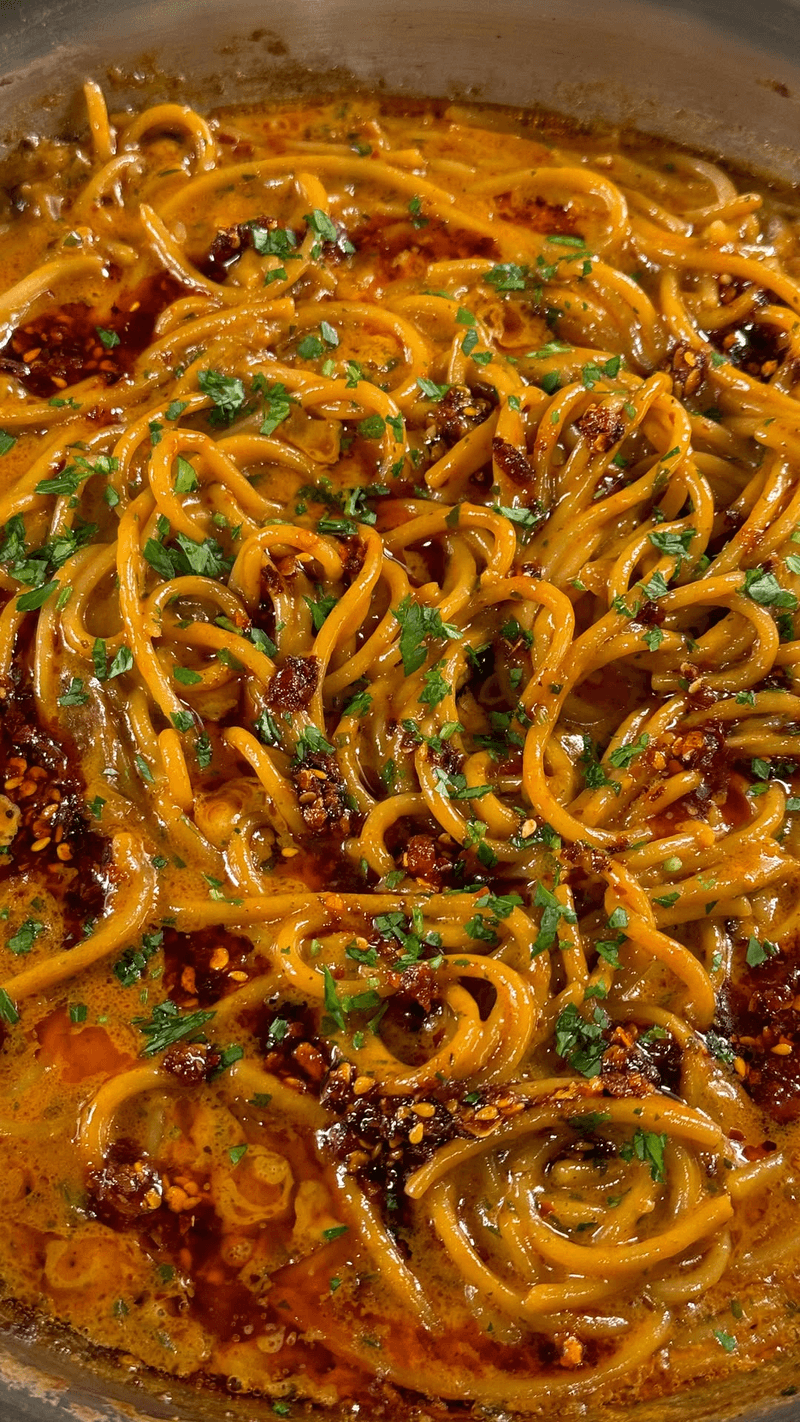 Pasta con Mantequilla de Ajo y Aceite de Chile Thumbnail