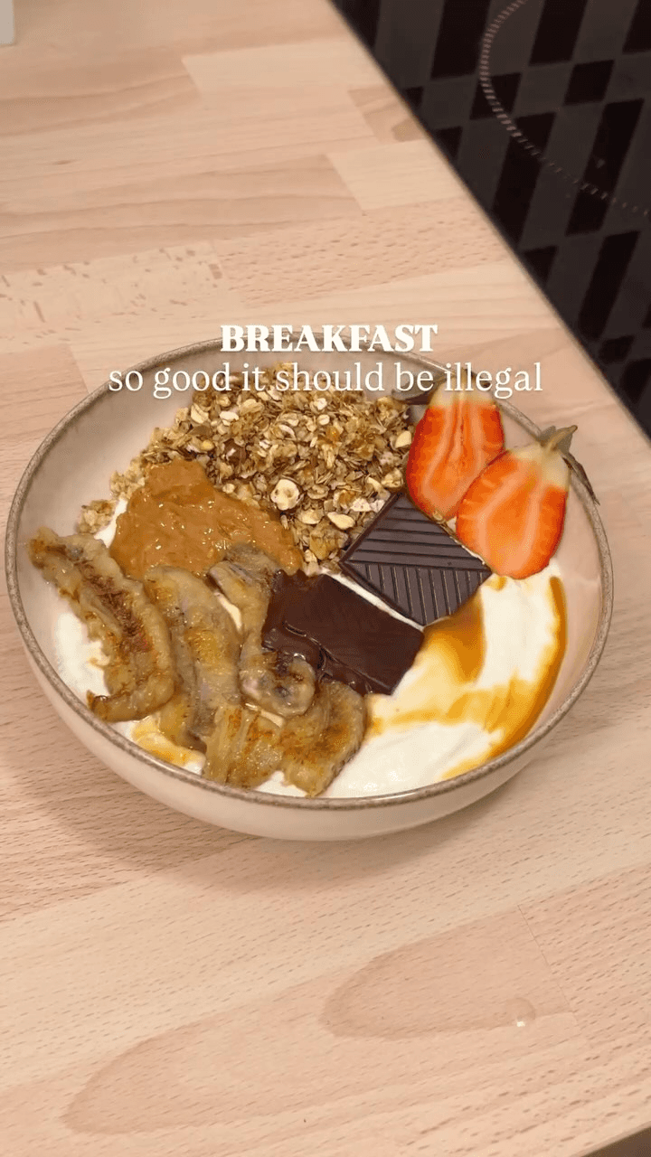 캐러멜라이즈드 바나나 그래놀라 요거트 볼 Thumbnail