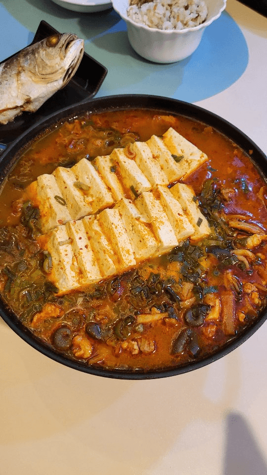 김치찌개와 콩나물 솥밥 그리고 굴비구이 Thumbnail