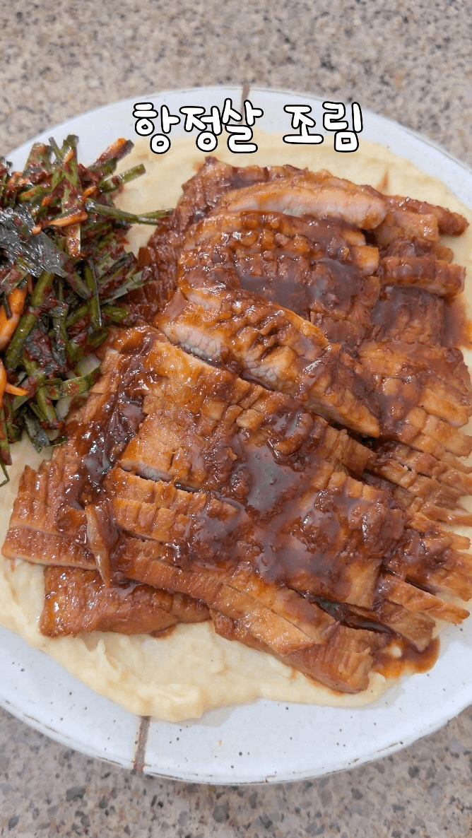 항정살 조림과 곁들임 요리 (메쉬포테이토, 부추무침) Thumbnail