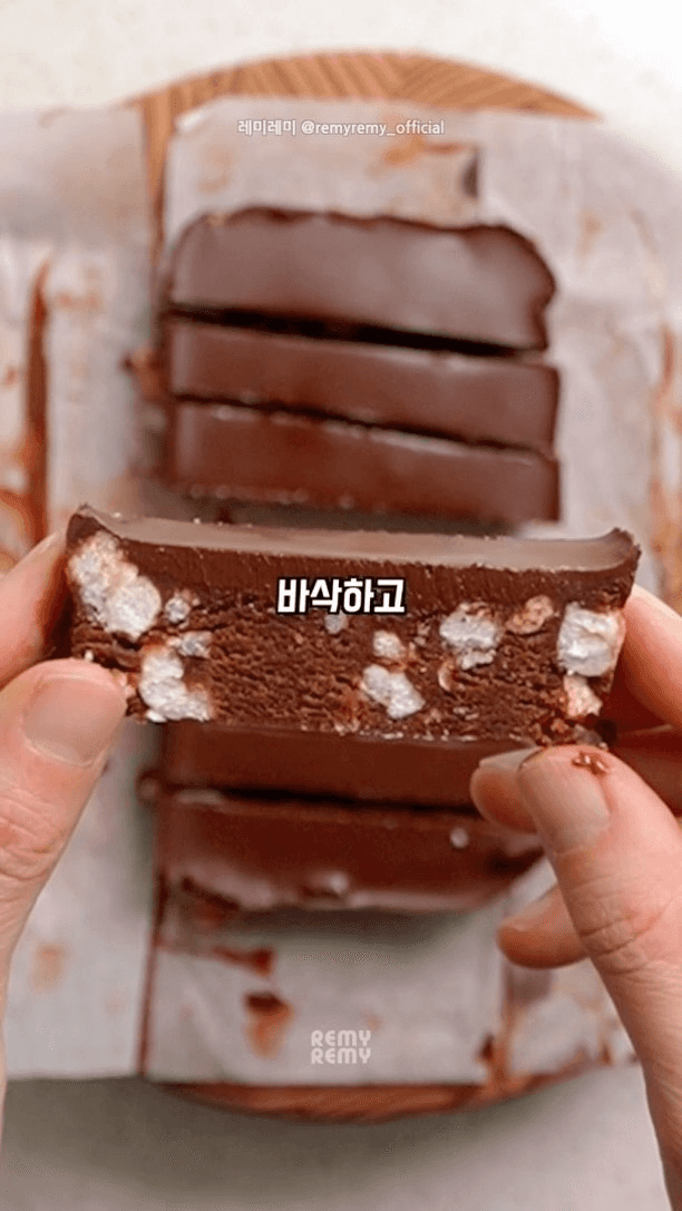 오븐이 필요없는 라이스 크리스피 초코 퍼지 Thumbnail