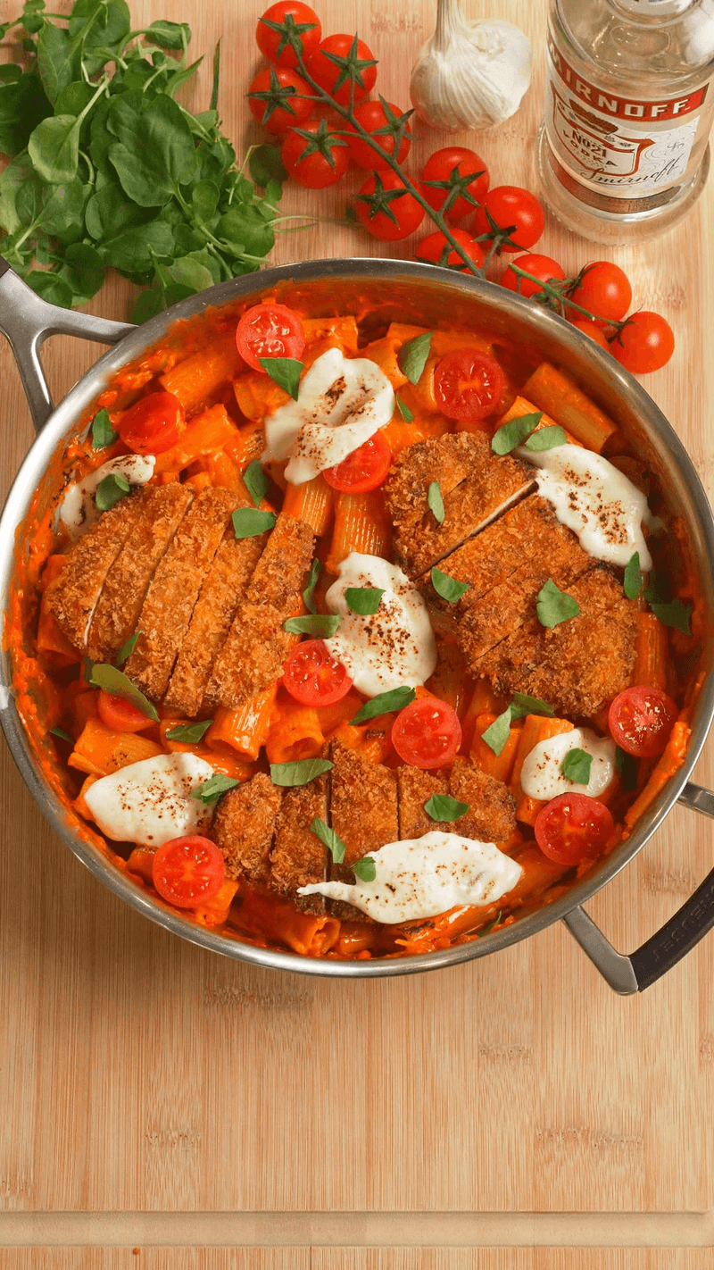 Rigatoni alla Vodka con Pollo Crujiente al Parmesano Thumbnail