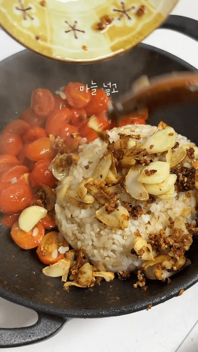 마늘 토마토 볶음밥 Thumbnail