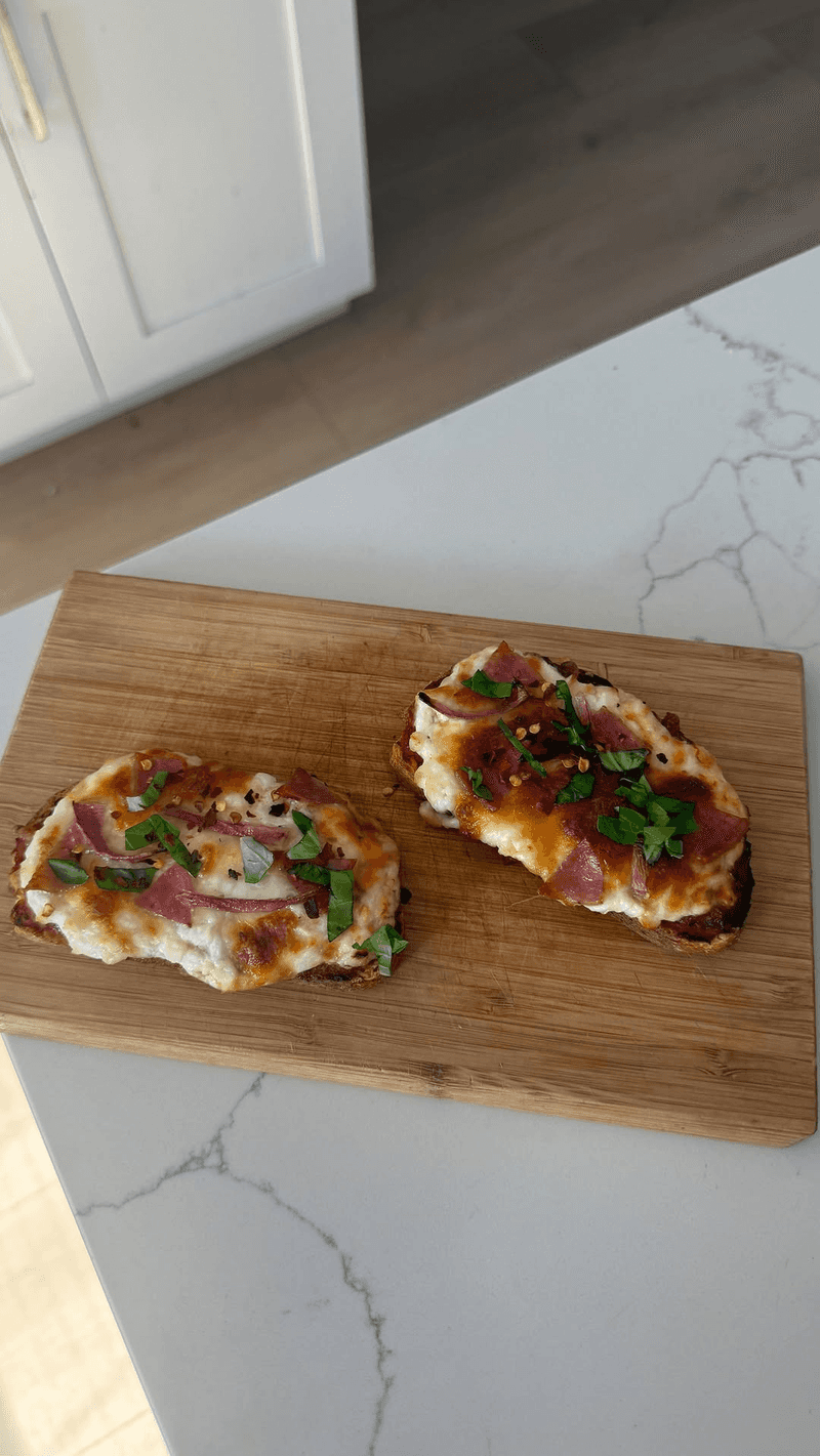 Proteinreicher Hüttenkäse-Pizza-Toast Thumbnail