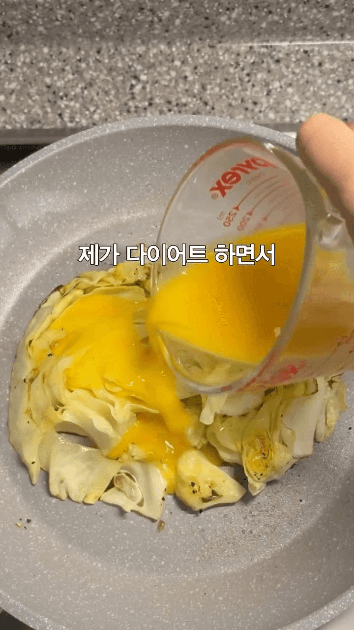 참치마요를 올려먹는 계란 양배추구이 Thumbnail