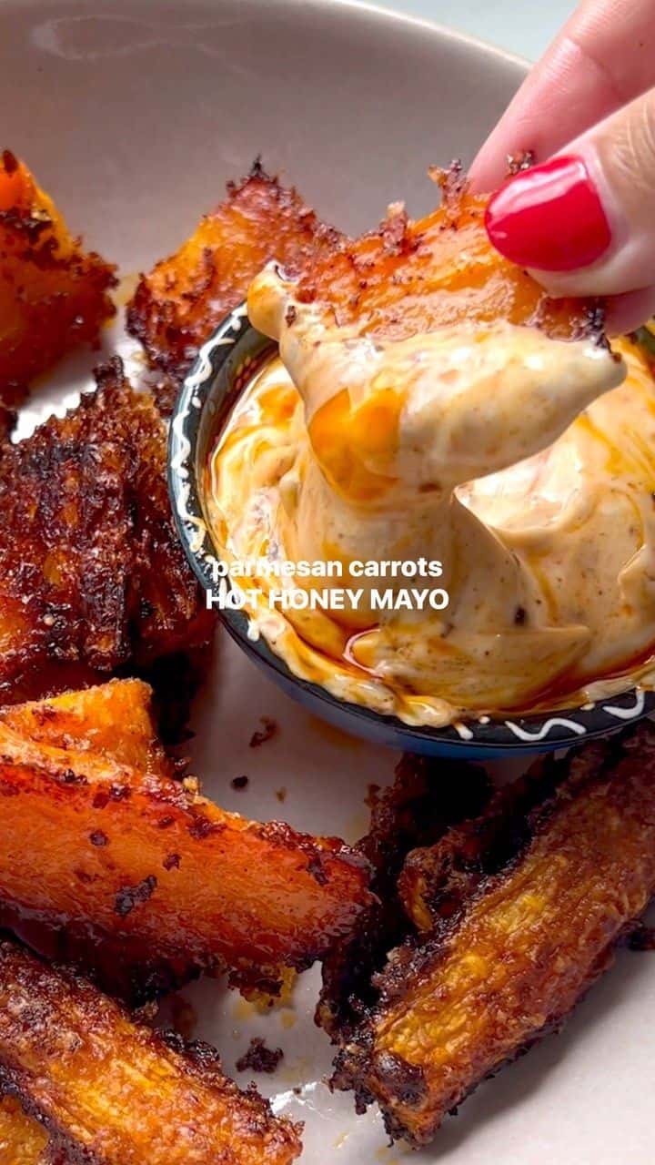 핫 허니 마요를 곁들인 파마산 당근 구이 Thumbnail