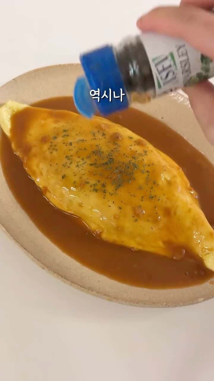 소스 듬뿍 적셔 먹는 오므라이스 Thumbnail