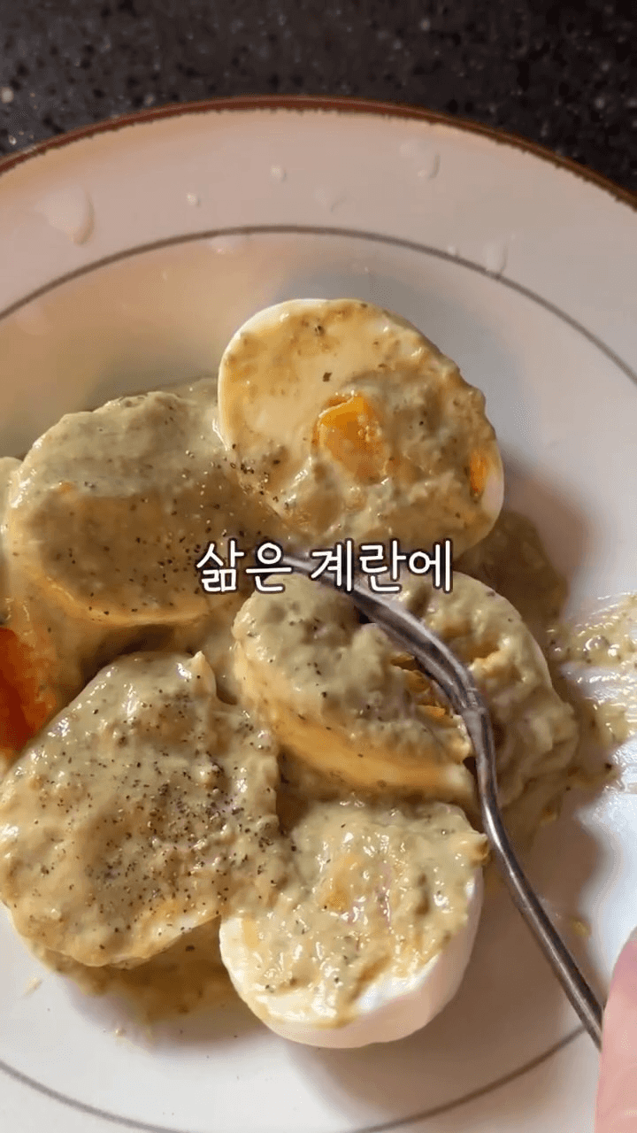 바질 크림 소스를 곁들인 삶은 계란 Thumbnail