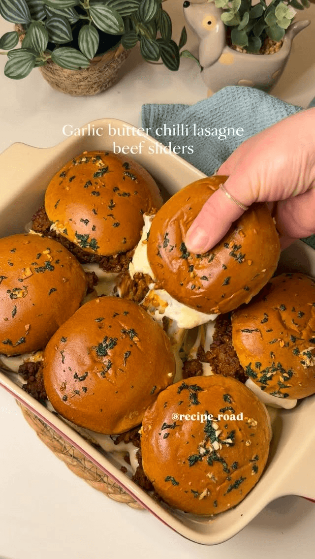 Sliders de Bœuf Façon Lasagne au Piment et Beurre à l'Ail Thumbnail