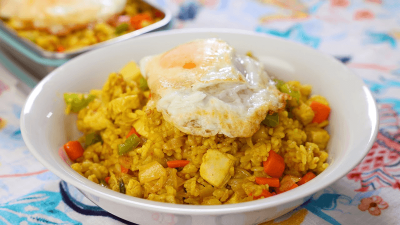 Korean style curry fried rice with chicken (Kare-bokkeumbap)