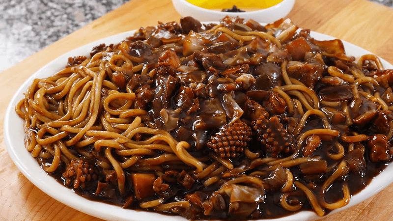 Noodles and black bean sauce deluxe platter (Jaengban-jjajangmyeon)