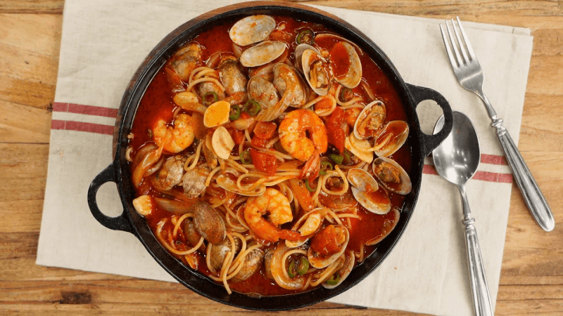 얼큰한 국물 속이 싹~ 풀리는 뚝배기 해장파스타 Thumbnail