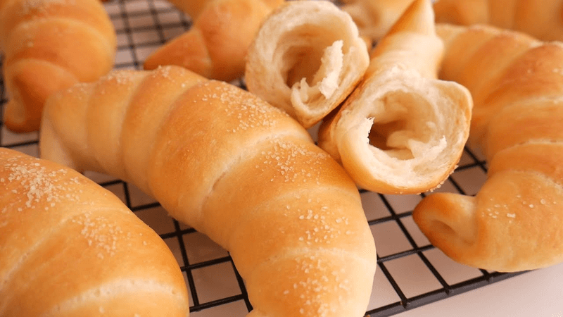 바삭하고 부드러운 소금빵 Thumbnail