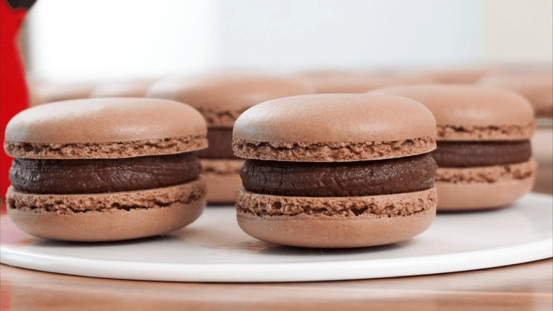 절대 실패없는 초코 마카롱만들기 ㅣ 중요한 포인트 몇가지만 지키면 고퀄 마카롱을 직접 만들 수 있어요 ㅣ 스위스 머랭법 ㅣ 초코 마카롱 ㅣ 시리즈 2 Thumbnail