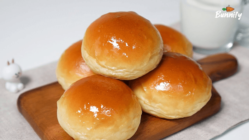 부드럽고 폭신한 모닝빵 만들기 (손반죽) Thumbnail