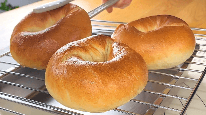 질깃 아닌 쫄깃! 🥯 반죽기 없이 손반죽으로 실패 없는 플레인 베이글 만들기 Thumbnail