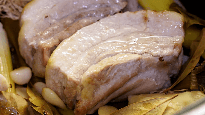 수육 절대로 물에 삶지 마세요! 맛 육즙 영양 모두 지키세요 무수분 수육 맛있게 삶는법 Thumbnail