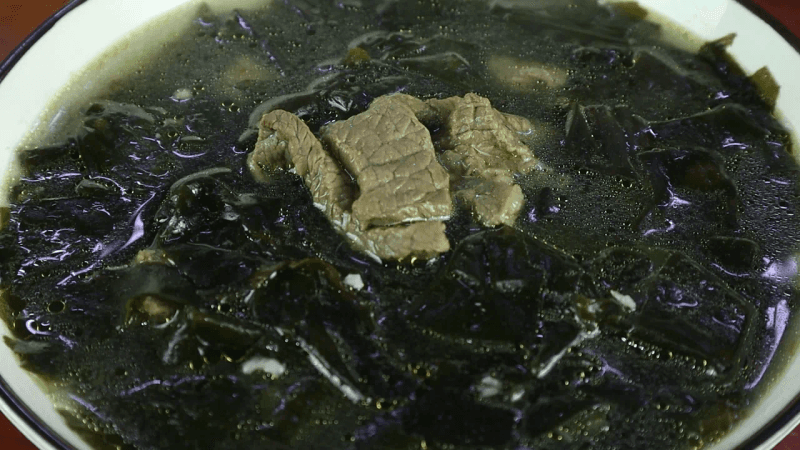 절대 소고기 볶지 마세요. 물을 2번 넣으세요. 깊고 진한 소고기미역국 맛있게 드세요~! Thumbnail