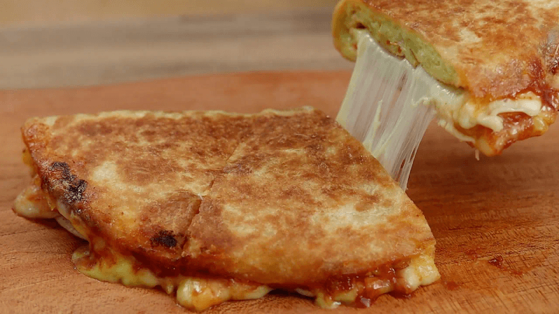 식빵 없는 원팬 길토스트: 또띠아 양배추 치즈 토스트 Thumbnail