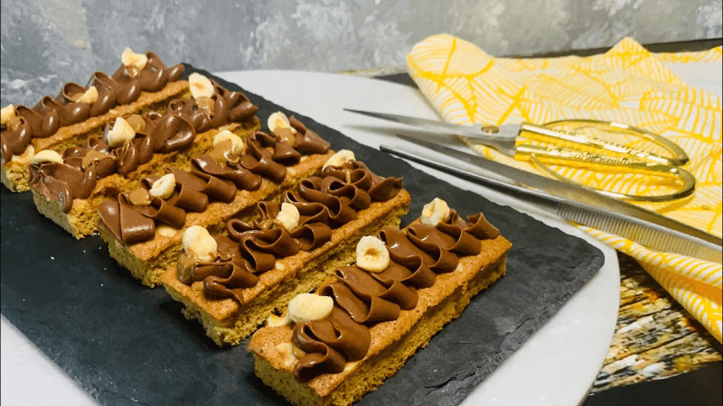 지바라 얼그레이 티 가나슈를 곁들인 헤이즐넛 피낭시에 Thumbnail