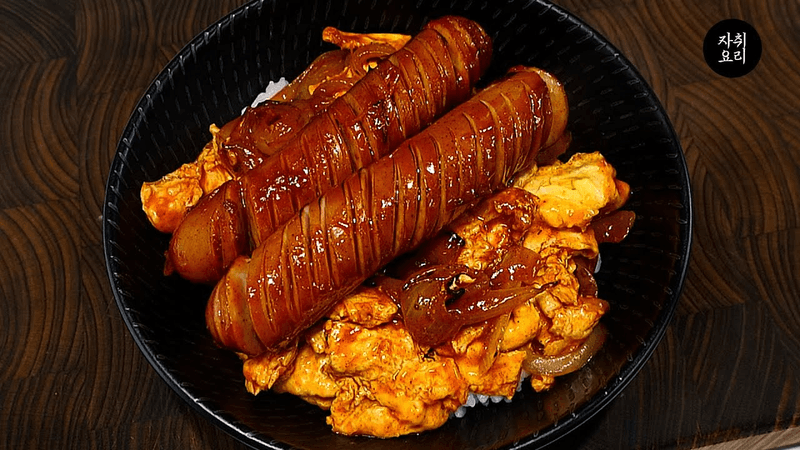 간단한데 진짜 맛있습니다. 소시지 계란 덮밥 Thumbnail