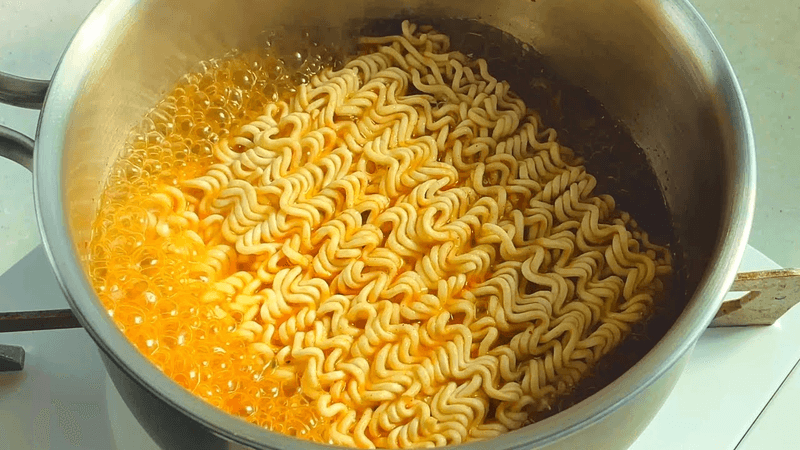 분식집 라면 끓이는 꿀팁 🍜 분식집 아들인 내 친구가 알려준 특급 비결! Thumbnail