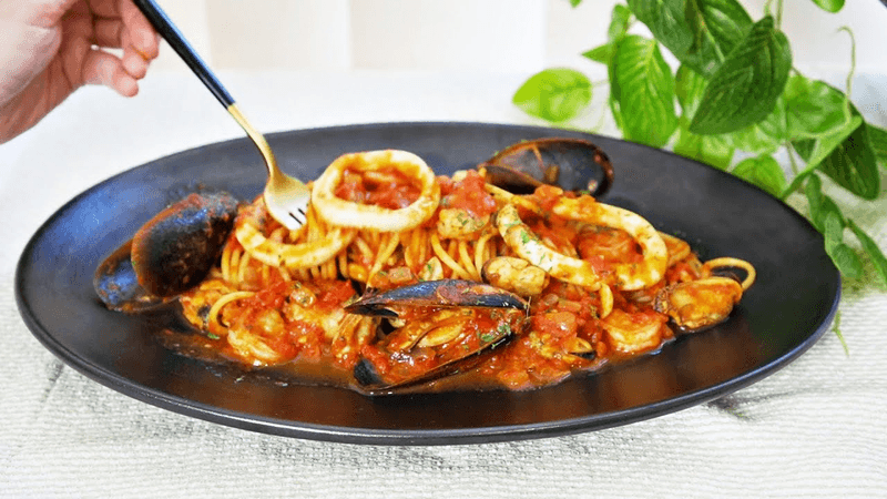 토마토 해물 스파게티는 이렇게 해드셔요~! 매콤깔끔한 지중해맛 아라비아따 소스 파스타 만들기 Thumbnail