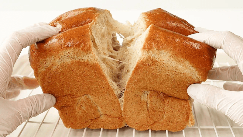 쉬운 손반죽으로 촉촉, 결이 살아있는 통밀식빵 만들기 🍞 ( 무반죽빵, 무반죽법 ) Thumbnail