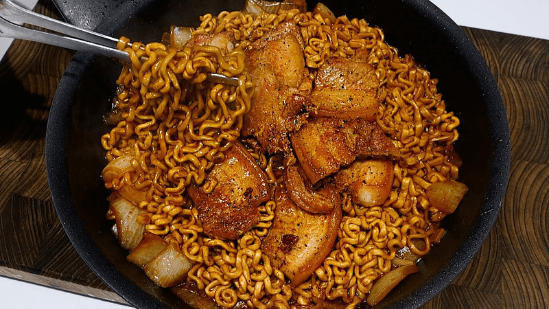 삼겹살 까르보불닭게티 Thumbnail