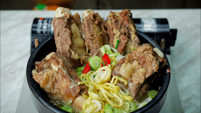 시간은 꽤 걸려도 국물 맛을 보는순간 이래서 갈비탕은 정성이구나 하실겁니다 Thumbnail