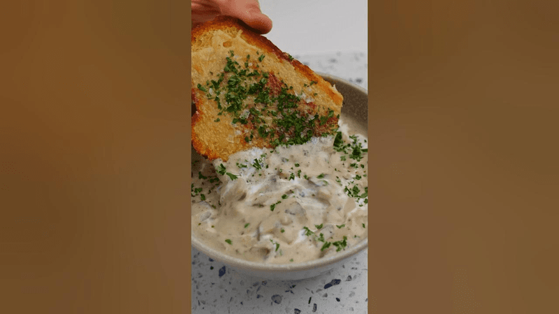 마늘 콘피 토스트를 곁들인 버섯 수프 Thumbnail