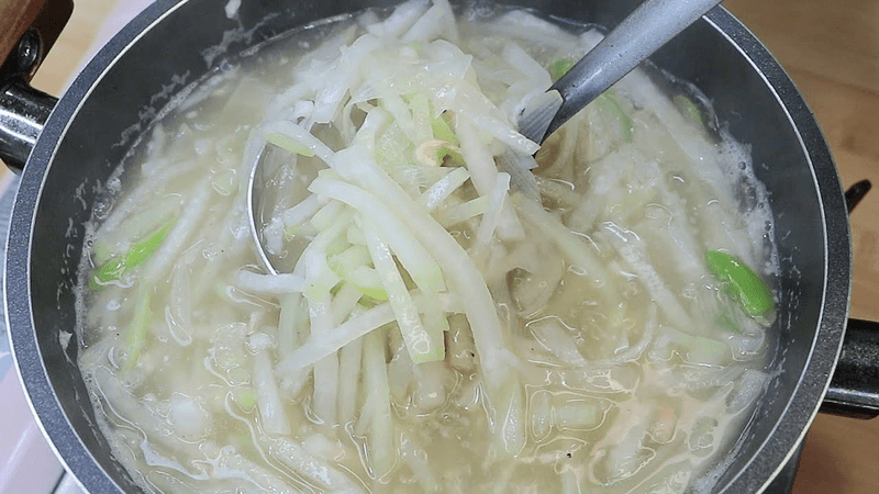 고기 없이 무 한가지로 시원하고 담백하게 끓이는 무국! Thumbnail