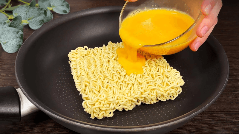 라면과 계란으로 만드는 초간단 소시지 말이 Thumbnail