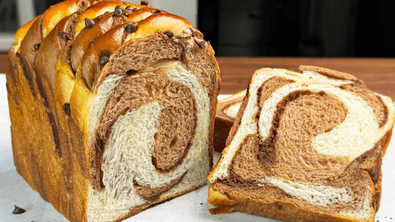 초콜릿 밀크 브레드 – 달콤하고 부드럽고 저항할 수 없이 맛있는 빵 Thumbnail