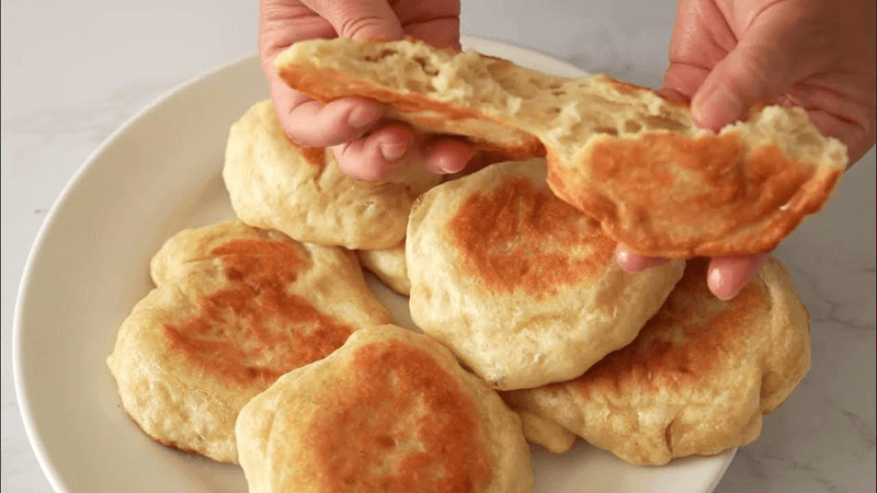 오븐, 반죽, 계란, 우유, 설탕 없이. 시간을 절약하는 빵 레시피 Thumbnail