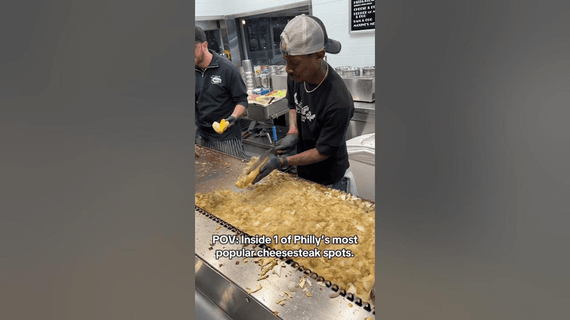 Jim's on South Street의 필리 치즈스테이크 Thumbnail