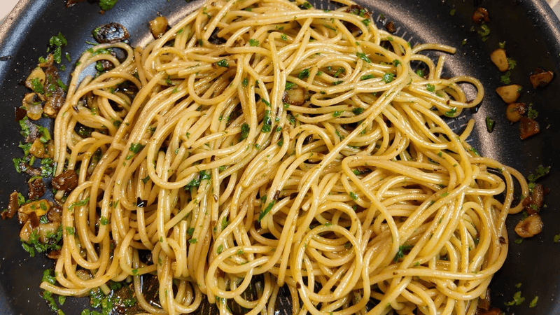 와 존맛... 재료 3개로 끝내는 초간단 알리오올리오. 가벼워서 야식으로도 딱임🤗 Thumbnail