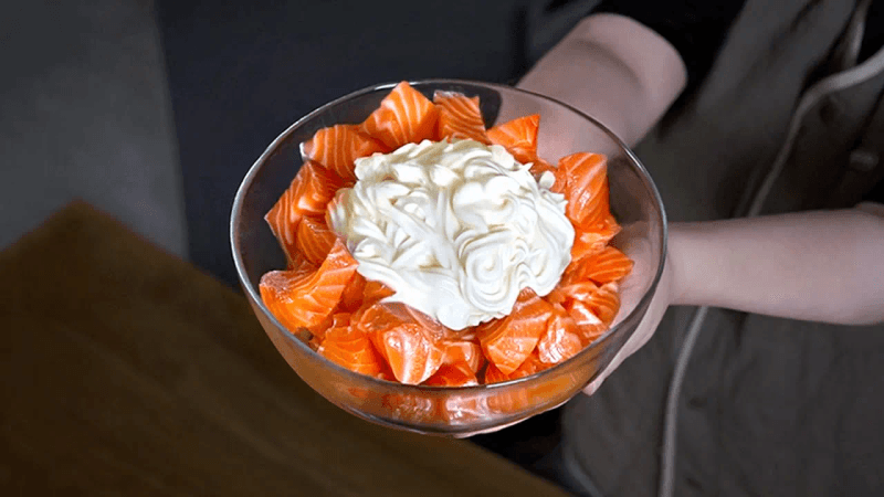 생연어 1300g에 마요네즈 비비기 Thumbnail