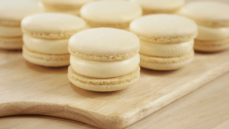 [쉽게 배우는] 쫀득하고 고소한 우유 마카롱 만들기 (에어프라이기, 종이컵 계량) Thumbnail