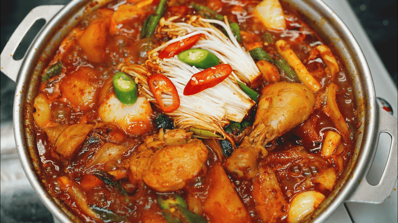 감히 장담하는데 이 영상은 닭볶음탕의 교과서라고 할만합니다. 실패없는 닭볶음탕 레시피 Thumbnail