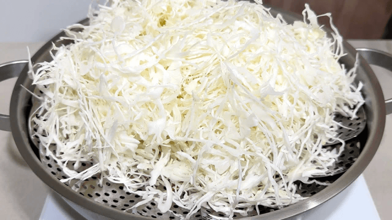 양배추 이렇게 만들면 야채 싫다던 사람도 한통 해치웁니다 ! 입에 착착 감기는 감칠맛과 효능으로 입맛과 건강 모두 사로잡아요 👍 Thumbnail