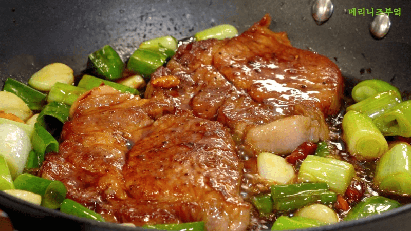 돼지목살 이렇게 만들어 보세요🔥 밥 두 공기 순삭 Thumbnail