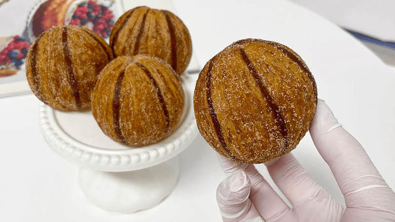 이게 손으로 밀어 만든거라고? 자세한 과정! 결이 살아있는 츄러스맛 크로와상 볼 Thumbnail