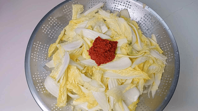 김치 겉절이로 건물산 저희 어머니 칼국수 김치 입니다 Thumbnail