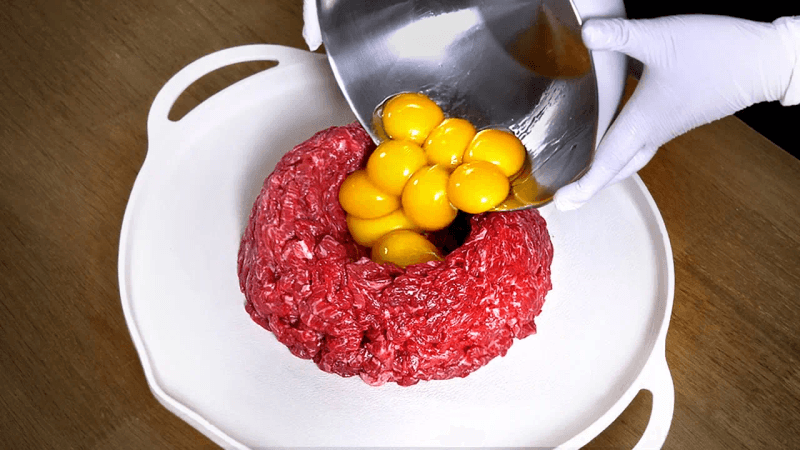 육회그릇 1200g에 노른자 비비기 Thumbnail