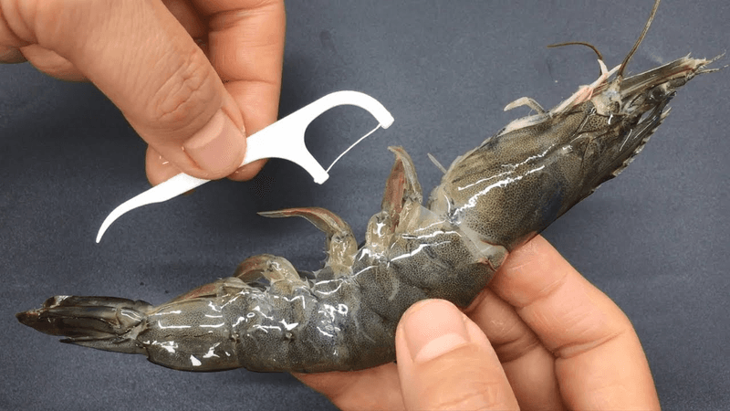 이쑤시개로 3초 만에 새우 내장 제거하기 – 빠르고 깨끗하게! Thumbnail